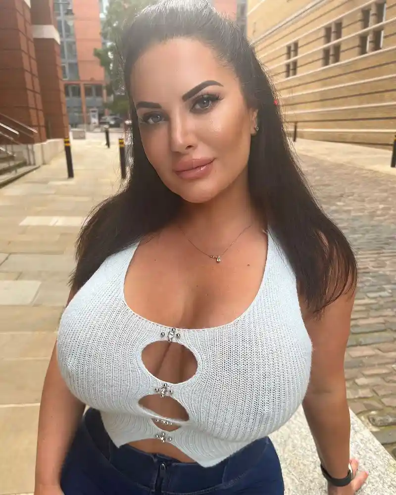 Sophie Lawson Biography